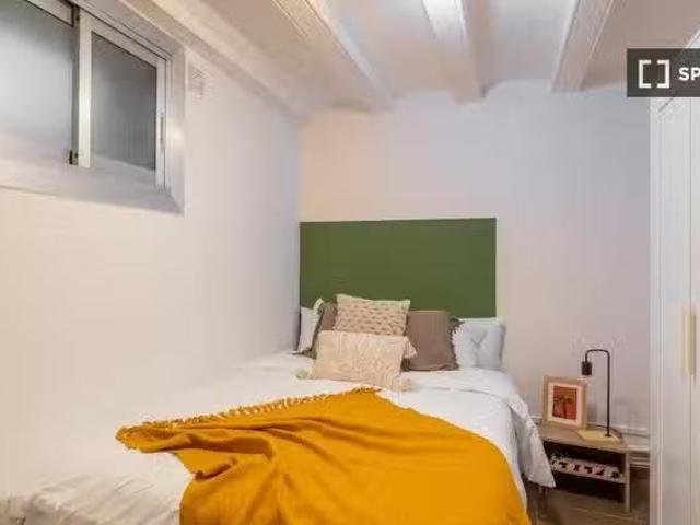 Se alquila habitación en piso de 4 dormitorios en Barcelona