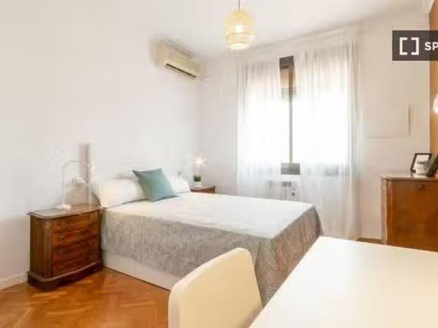 Se alquila habitación en piso de 4 dormitorios en Barcelona