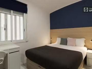 Se alquila habitación en piso de 4 dormitorios en Barcelona