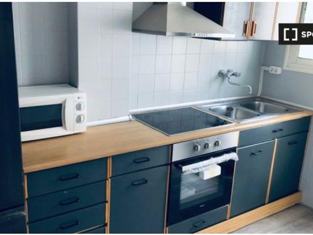 Se alquila habitación en piso de 4 dormitorios en Delicias, Zaragoza