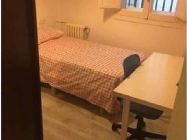 Se alquila habitación en piso de 4 dormitorios en exclusiva guindalera