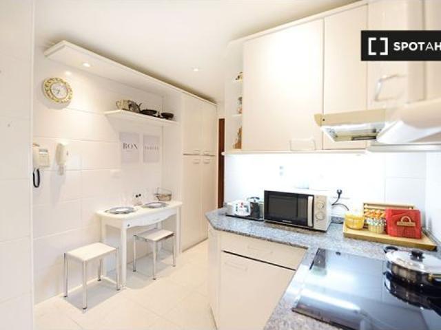 Se alquila habitación en piso de 4 dormitorios en Indautxu, Bilbao