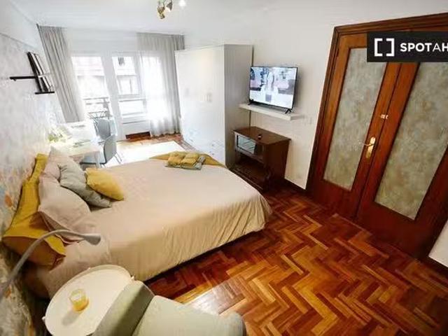 Se alquila habitación en piso de 4 dormitorios en Santutxu, Bi.