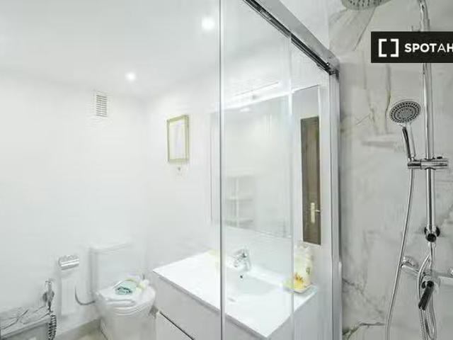 Se alquila habitación en piso de 4 dormitorios en Santutxu, Bi.
