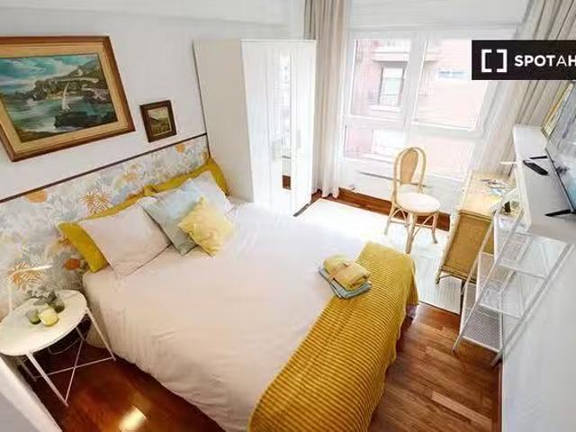 Se alquila habitación en piso de 4 dormitorios en Santutxu, Bi.