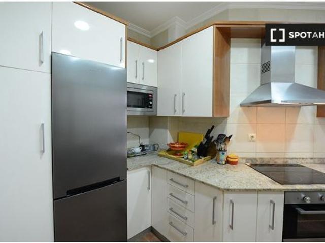Se alquila habitación en piso de 4 dormitorios en Santutxu, Bilbao
