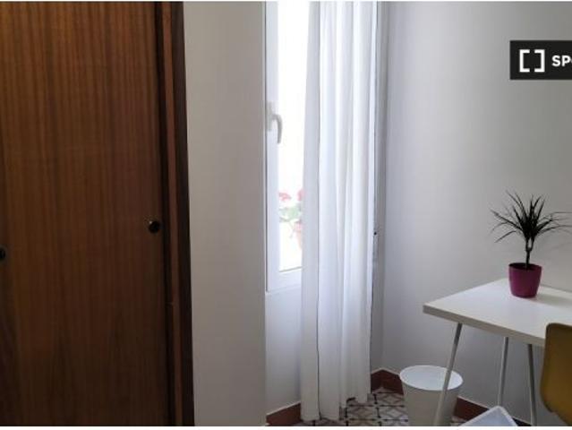 Se alquila habitación en piso de 4 dormitorios en Sant Blai, Alicante