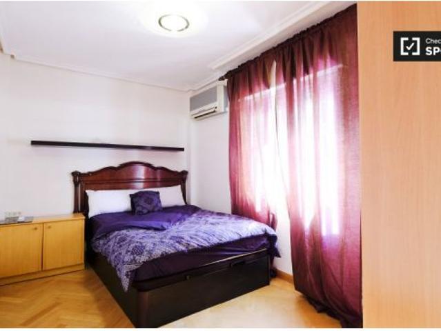 Se alquila habitación en piso de 4 dormitorios en Villaverde Bajo