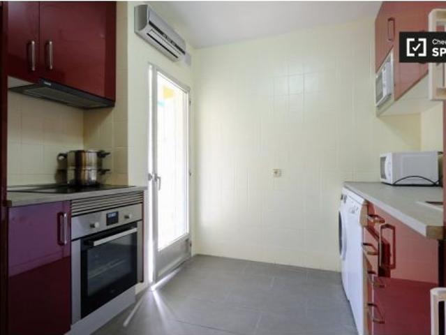 Se alquila habitación en piso de 4 dormitorios en Villaverde Bajo