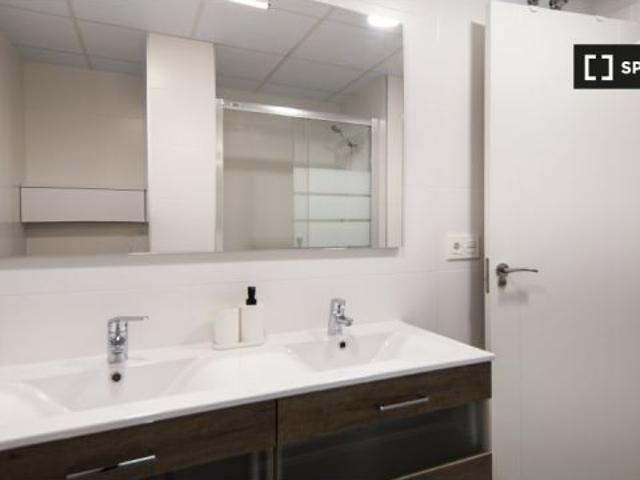 Se alquila habitación en piso de 4 dormitorios en Zaragoza