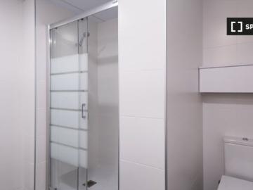 Se alquila habitación en piso de 4 dormitorios en Zaragoza