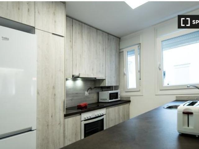 Se alquila habitación en piso de 4 dormitorios en Zaragoza