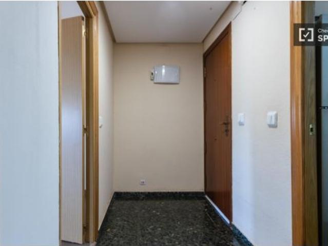 Se alquila habitación en piso de 4 habitaciones en Valencia