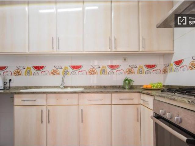 Se alquila habitación en piso de 4 habitaciones en Valencia