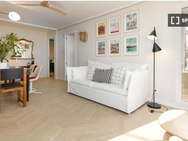 Se alquila habitación en piso de 4 habitaciones en Valencia