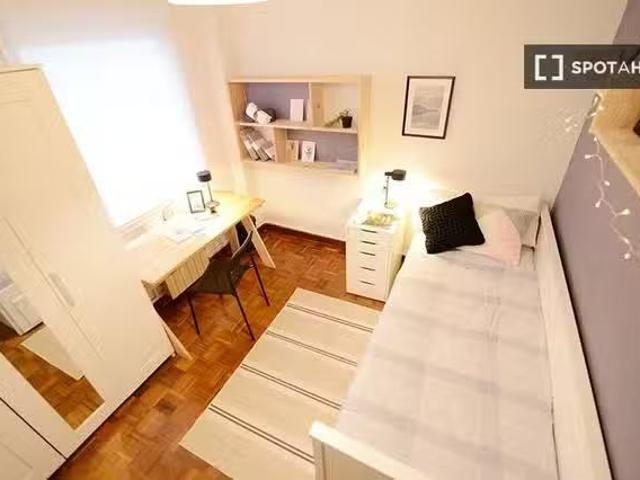 Se alquila habitación en piso de 4 habitaciones en Ametzola, B.