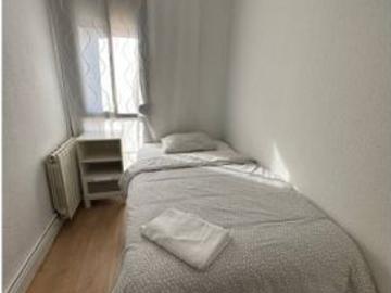 Se alquila habitación en piso de 4 habitaciones en Badalona, Barcelona