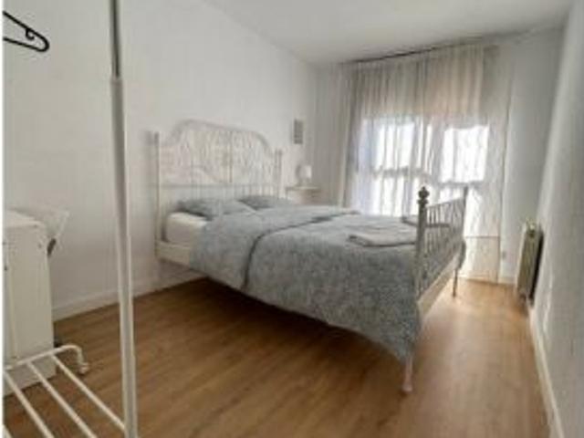 Se alquila habitación en piso de 4 habitaciones en Badalona, Barcelona