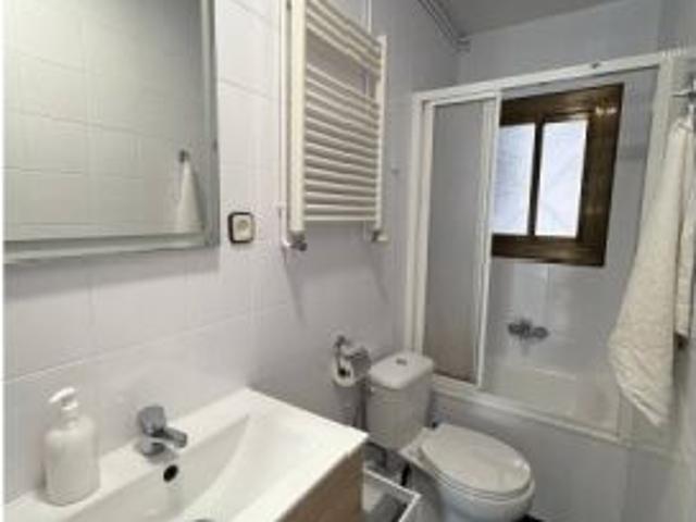 Se alquila habitación en piso de 4 habitaciones en Badalona, Barcelona