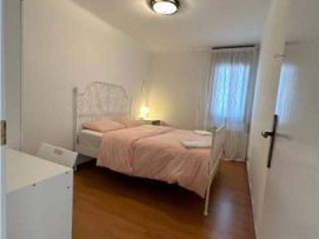 Se alquila habitación en piso de 4 habitaciones en Badalona, Barcelona