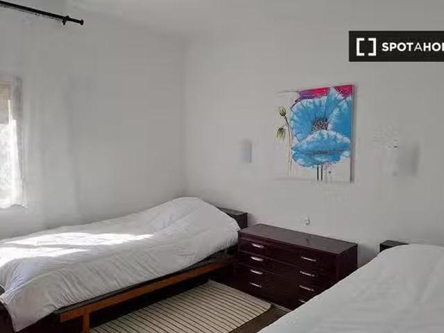 Se alquila habitación en piso de 4 habitaciones en Barcelona