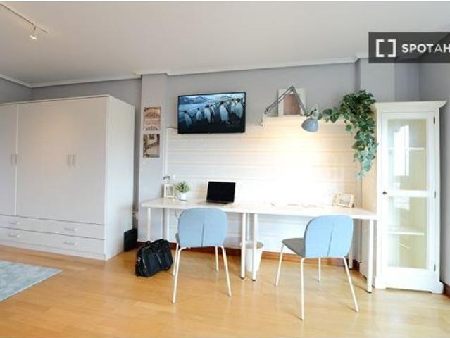 Se alquila habitación en piso de 4 habitaciones en Bilbao