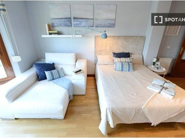 Se alquila habitación en piso de 4 habitaciones en Bilbao