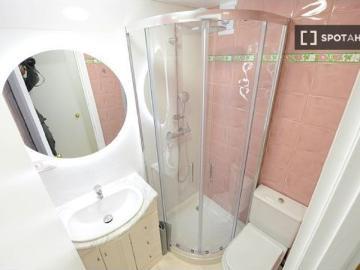 Se alquila habitación en piso de 4 habitaciones en Bilbao
