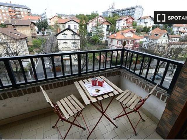 Se alquila habitación en piso de 4 habitaciones en Bilbao