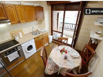 Se alquila habitación en piso de 4 habitaciones en Bilbao
