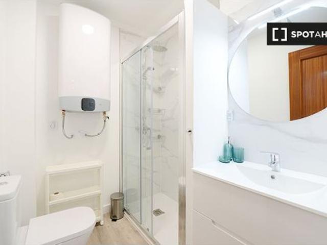 Se alquila habitación en piso de 4 habitaciones en Bilbao
