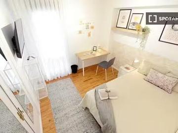 Se alquila habitación en piso de 4 habitaciones en Bilbao, Bil.