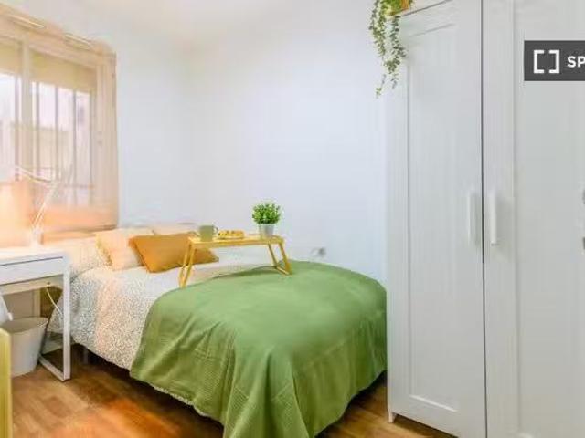 Se alquila habitación en piso de 4 habitaciones en Getafe