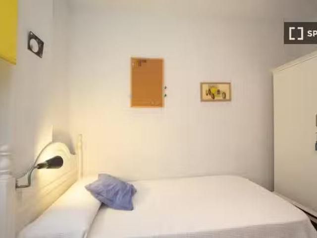 Se alquila habitación en piso de 4 habitaciones en Granada