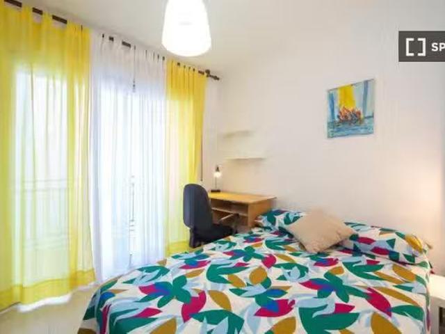 Se alquila habitación en piso de 4 habitaciones en Granada