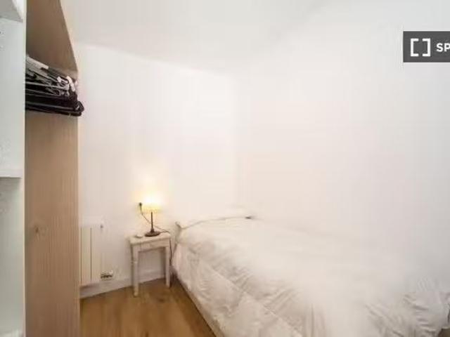 Se alquila habitación en piso de 4 habitaciones en Granada