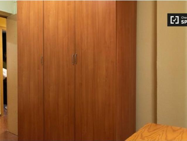 Se alquila habitación en piso de 4 habitaciones en Granada
