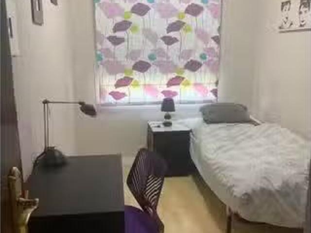 Se alquila habitación en piso de 4 habitaciones en Rosas, Madrid