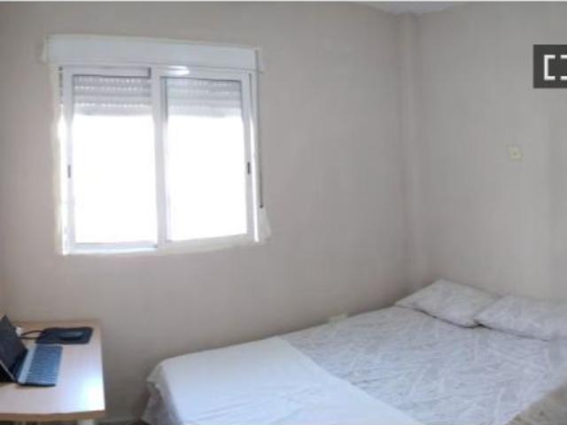 Se alquila habitación en piso de 4 habitaciones en Sevilla