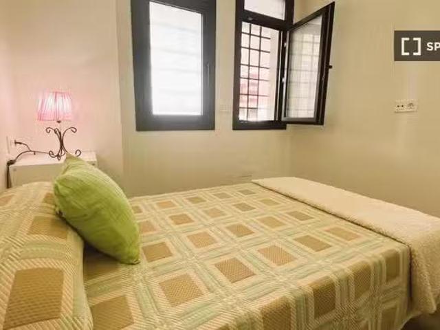 Se alquila habitación en piso de 4 habitaciones en Sevilla