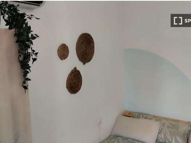 Se alquila habitación en piso de 4 habitaciones en Sevilla