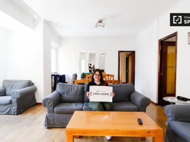 Se alquila habitación en piso de 5 dormitorios en Nueva España