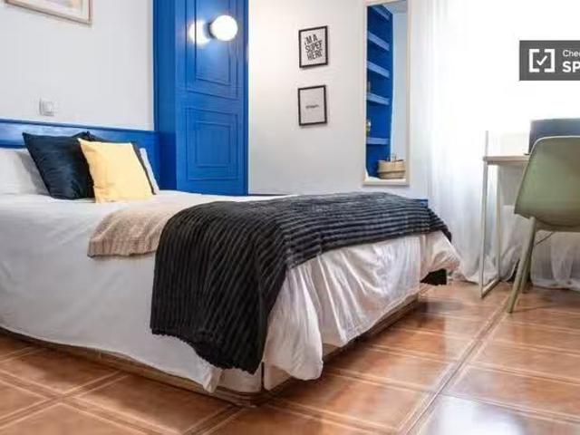 Se alquila habitación en piso de 5 dormitorios en Argüelles, M.