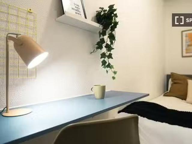 Se alquila habitación en piso de 5 dormitorios en Argüelles, M.