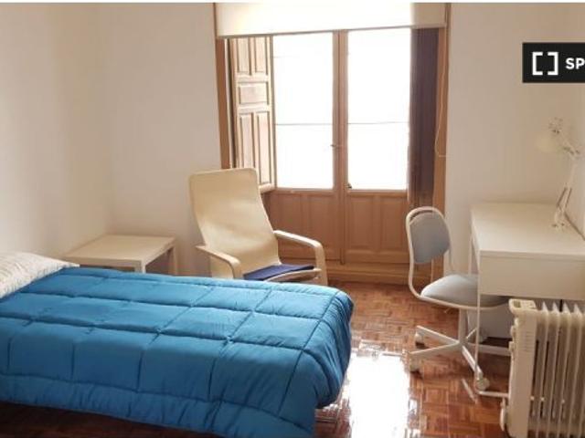 Se alquila habitación en piso de 5 dormitorios en Argüelles, Madrid