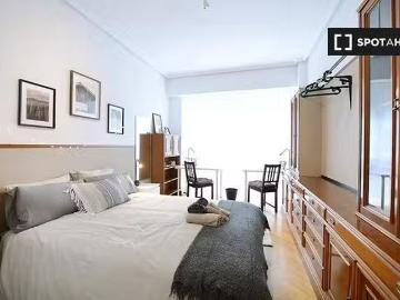 Se alquila habitación en piso de 5 dormitorios en Deusto, Bilbao
