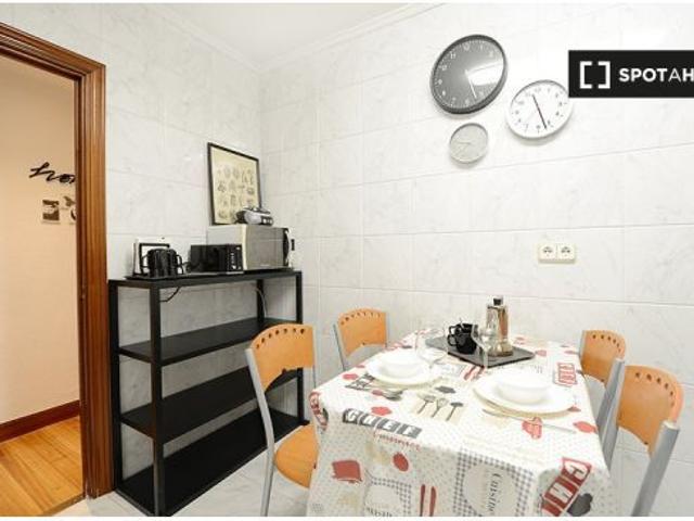 Se alquila habitación en piso de 5 dormitorios en Deusto, Bilbao