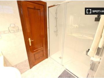 Se alquila habitación en piso de 5 dormitorios en Deusto, Bilbao