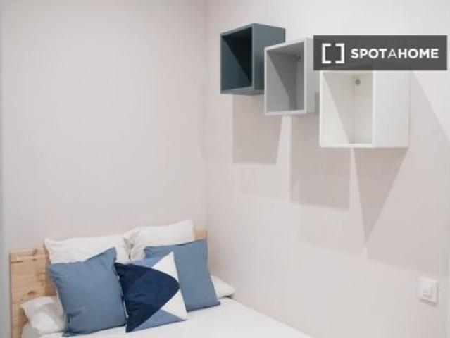 Se alquila habitación en piso de 5 dormitorios en Eixample