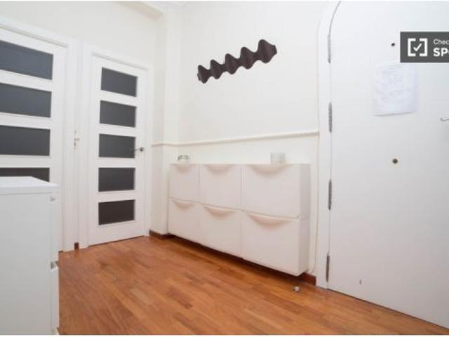 Se alquila habitación en piso de 5 dormitorios en Eixample